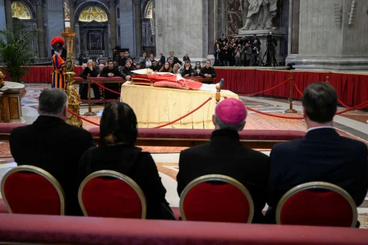 Спецчасти отцепиха района за погребението на папа Бенедикт 