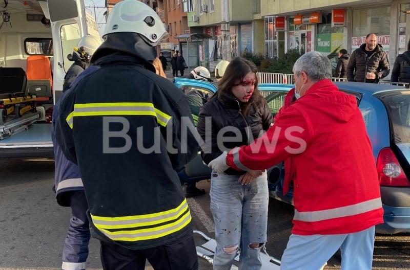 Зверска катастрофа във Враца! Вадят окървавени деца от смачкани ламарини СНИМКИ 18+