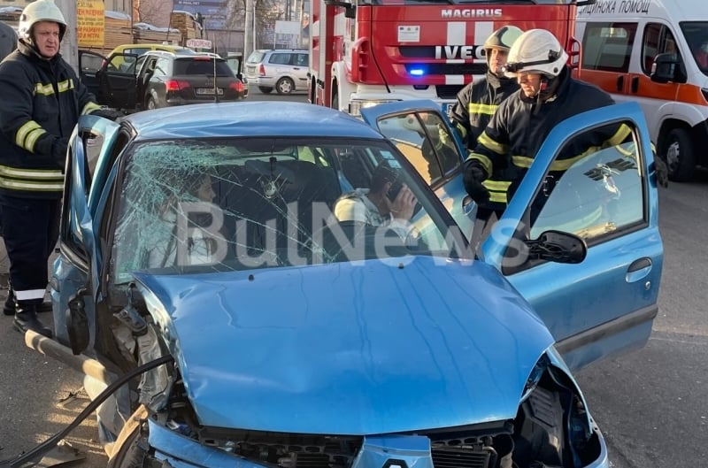 Зверска катастрофа във Враца! Вадят окървавени деца от смачкани ламарини СНИМКИ 18+