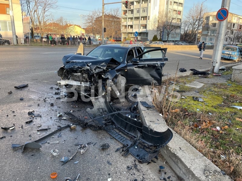 Зверска катастрофа във Враца! Вадят окървавени деца от смачкани ламарини СНИМКИ 18+