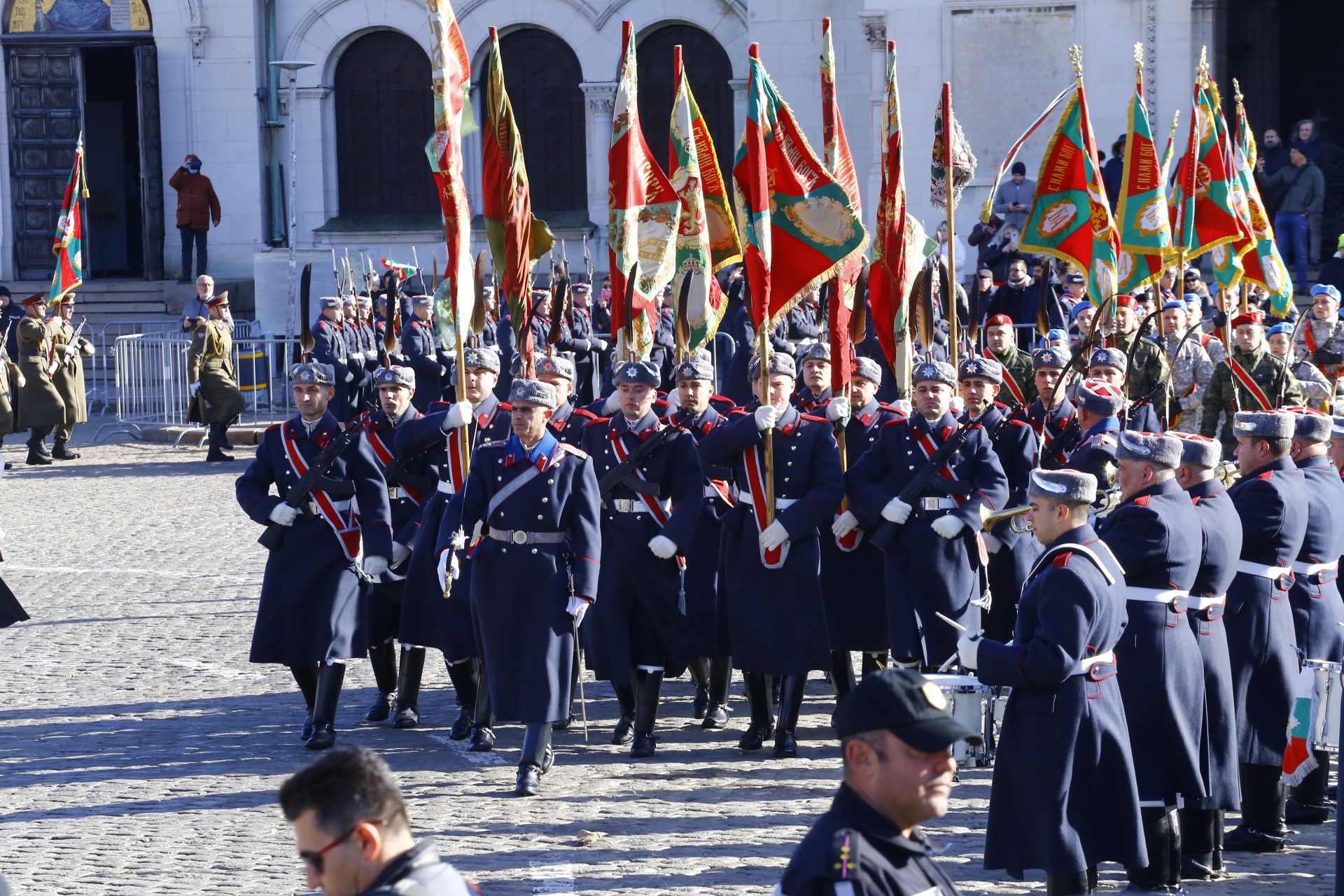 Осветиха тържествено бойните знамена в София, Рашидов връчи красив букет на... СНИМКИ