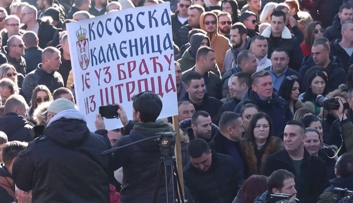 В Косовска Митровица ври и кипи, недоволни с тежки обвинения към Вучич 