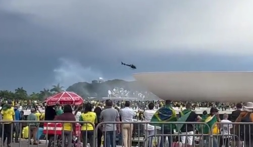 Бразилската полиция хвърля гранати по протестиращите от хеликоптер ВИДЕО