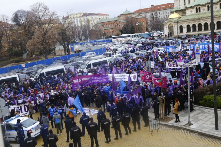 Нещо невиждано пред НС: Депутати отидоха при протестиращите и... СНИМКИ