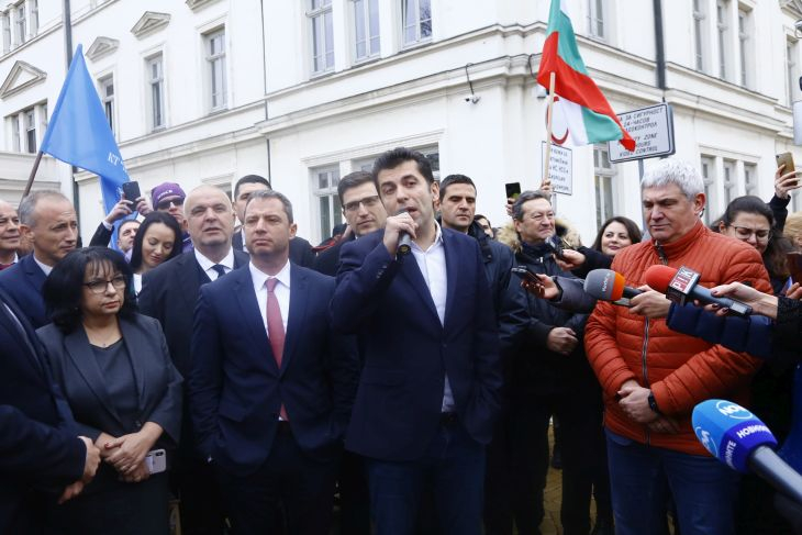 Нещо невиждано пред НС: Депутати отидоха при протестиращите и... СНИМКИ