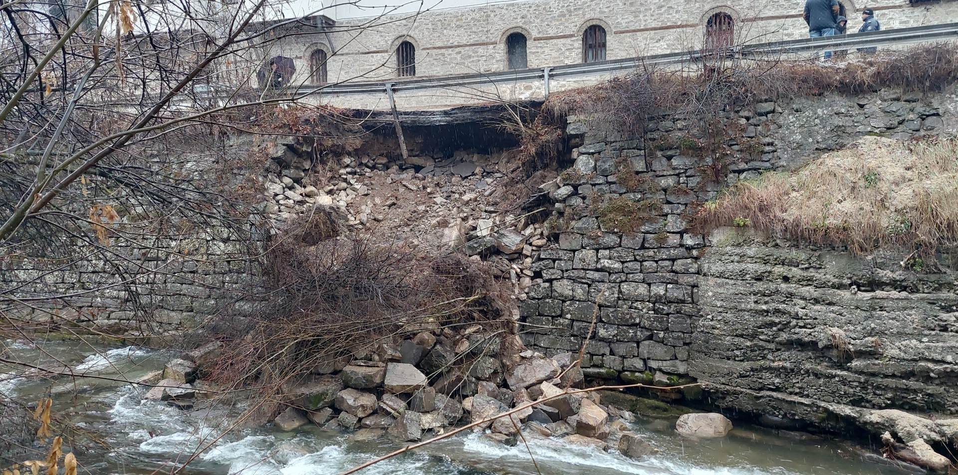 Голяма опасност дебне шофьорите по пътя към Троянския манастир СНИМКИ 
