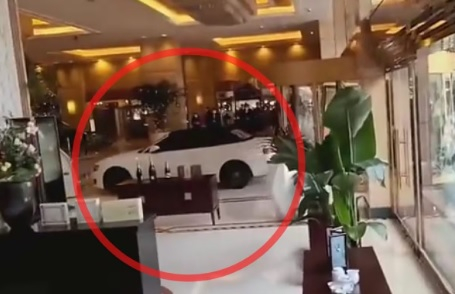 Зрелищни ВИДЕА: Разгневен мъж влезе с колата си във фоайето на хотел