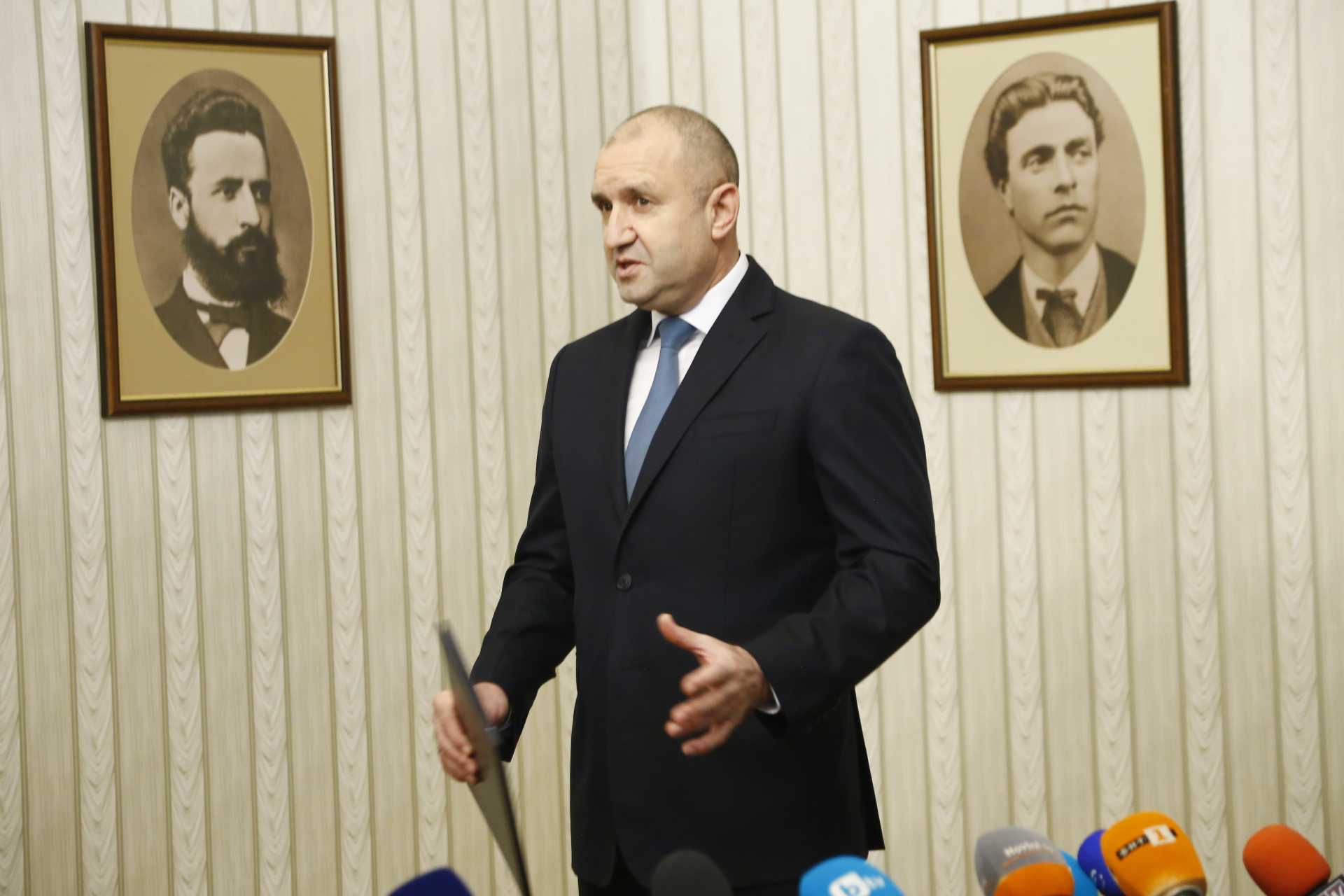 Политолог: Без нова кръв в политиката няма да има правителство, а Радев...