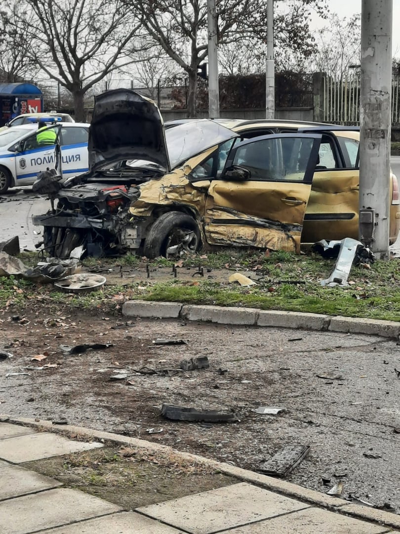 Такава зверска катастрофа скоро не е имало в Сливен, хората гледат и се кръстят СНИМКИ