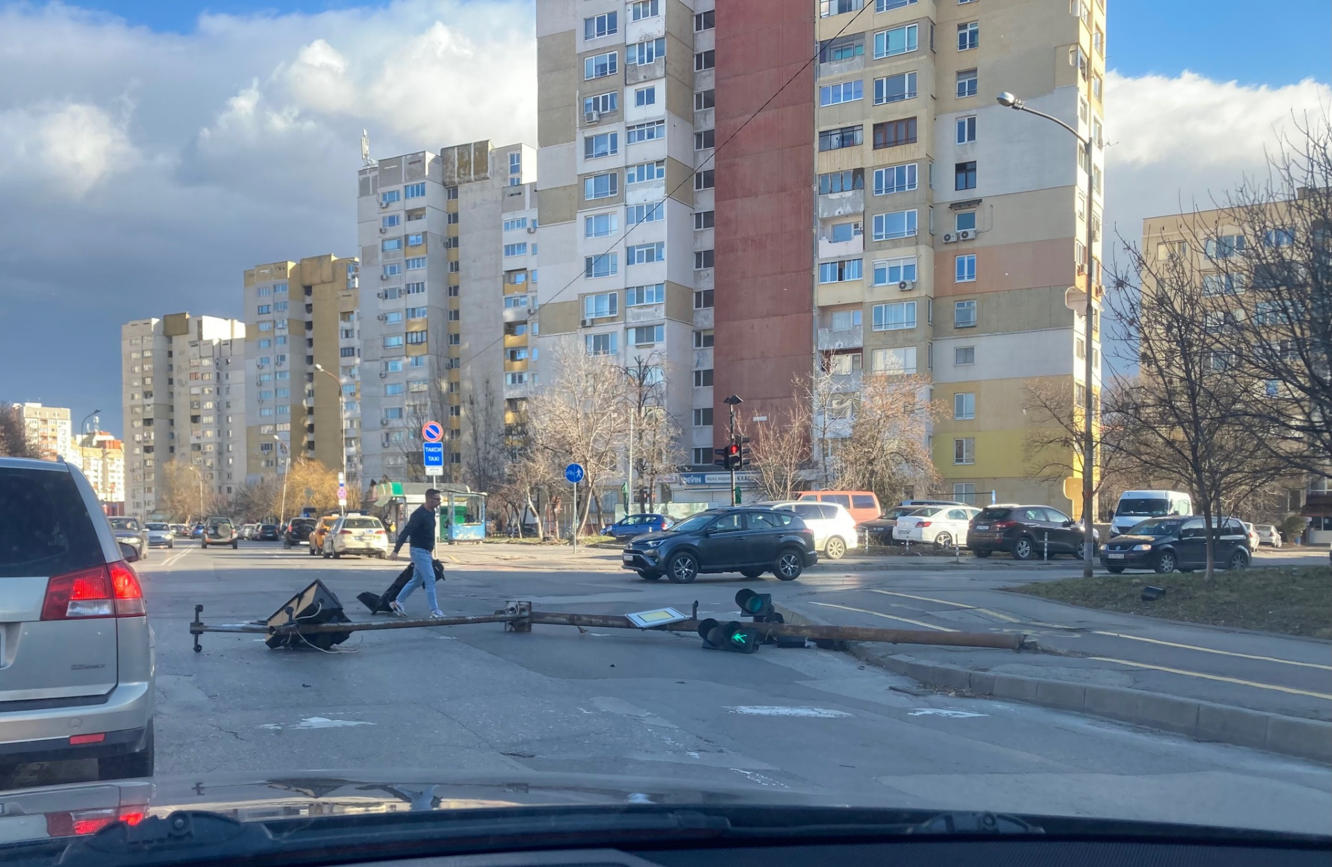 Изключително опасна ситуация в кв. "Люлин" заради бурята, очевидци алармират никой да не минава оттам! ВИДЕО