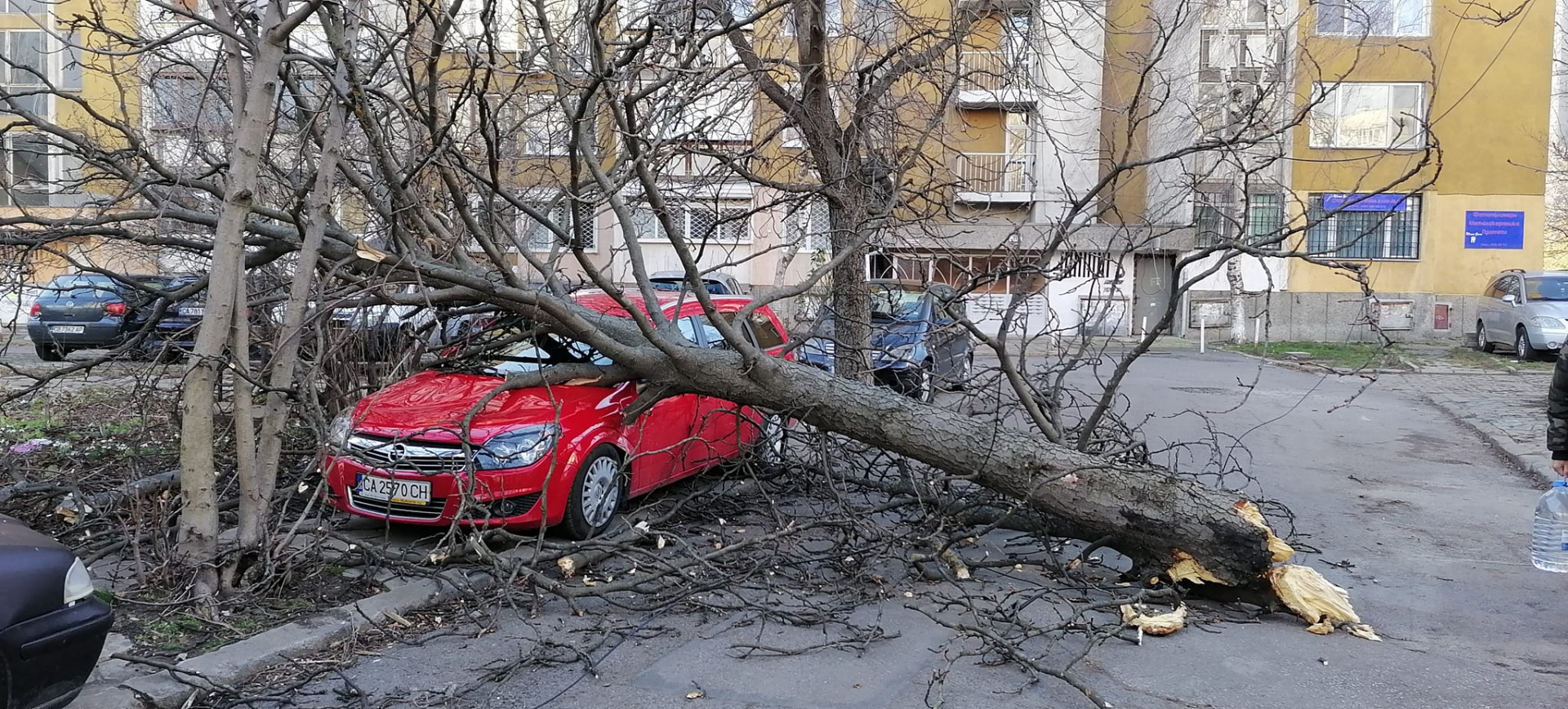 Изключително опасна ситуация в кв. "Люлин" заради бурята, очевидци алармират никой да не минава оттам! ВИДЕО