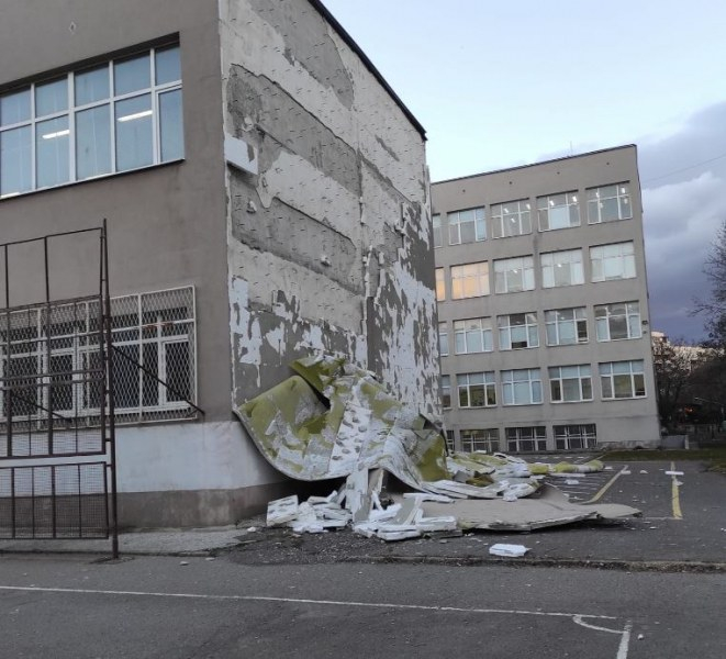 Паника и писъци в столично училище, в София е като на война ВИДЕО
