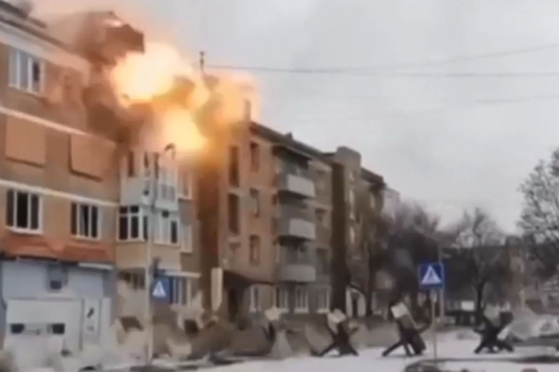 ВИДЕО от войната: Журналисти заснеха удар по сграда с украински военни в Бахмут