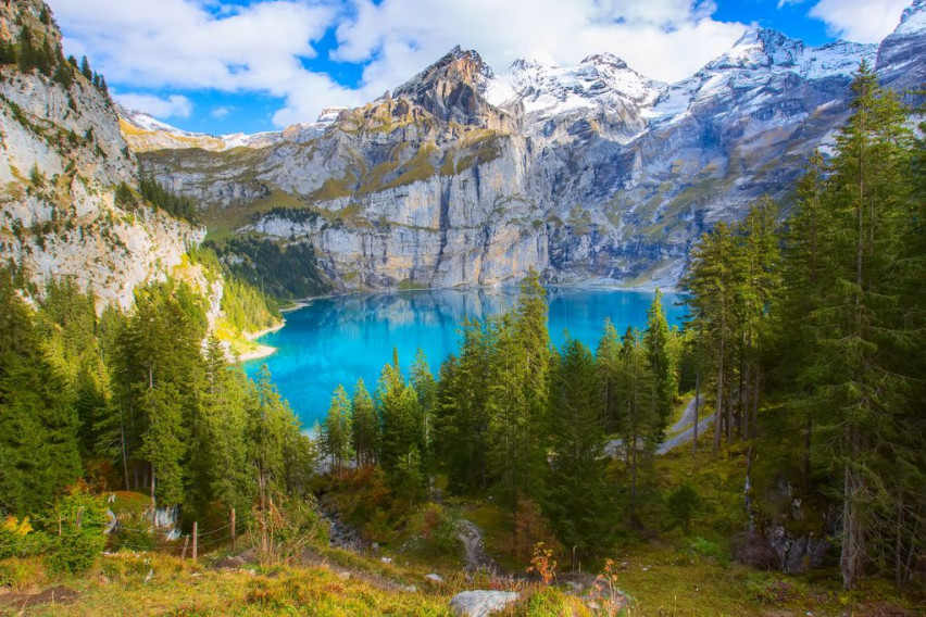 Алпийска магия: Това езеро сменя цвета си всеки път, когато го погледнете