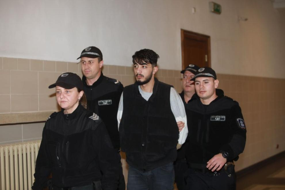 Сириецът, опитал да подкупи полицаи с 10 хил. евро, се появи в съда със следи от бой СНИМКИ