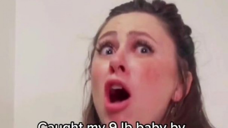 Майка на 7 деца роди в тоалетната, а когато видя бебето... ВИДЕО