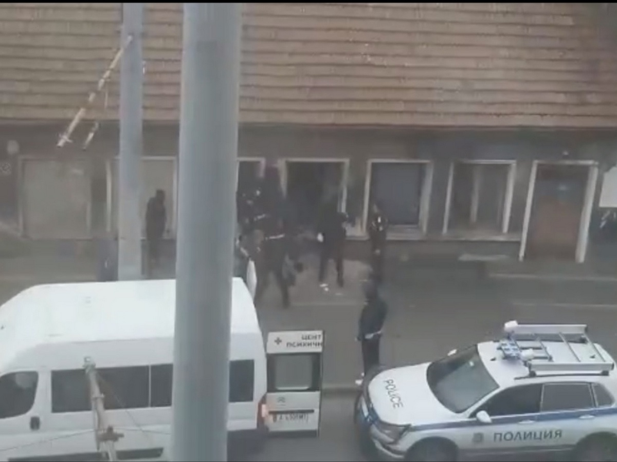 Извънредна ситуация в Бургас, почерня от полиция ВИДЕО