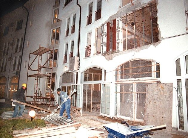 Бомба за Поли Пантев откъсна главата на атентатор, превърна хотел в руини