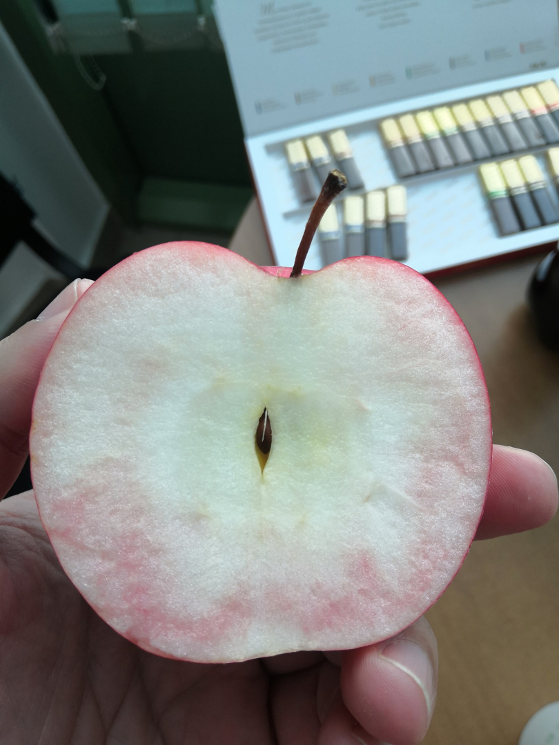 Отровна ли е? Мъж сряза ябълка и остана потресен от цвета й СНИМКИ