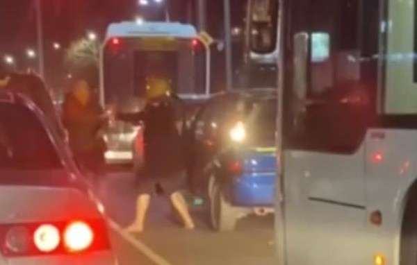 Шофьор на автобус и водач на автомобил се млатят на светофар ВИДЕО
