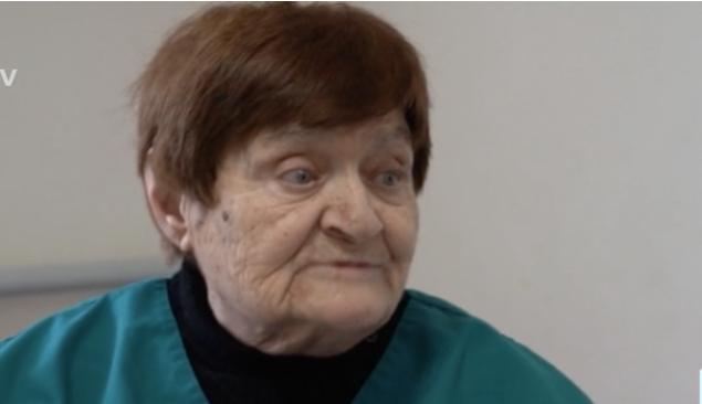 Голяма мъка: Лекарка на 86 г. работи на 3 места, за да има внука ѝ сирак пари, след като тя умре