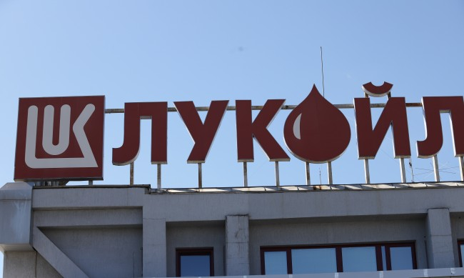 Край на петрола от Русия? Москва разследва рафинерията в Бургас заради доставките към ВСУ
