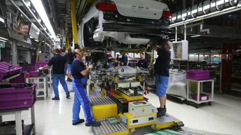 Автомобилен гигант съкращава хиляди служители в Европа, които правят електромобили