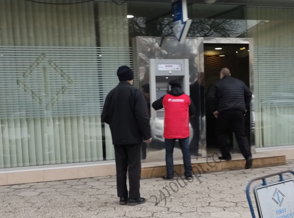 Сеир: Бой пред банкомат в Кърджали, един в нокдаун! СНИМКА
