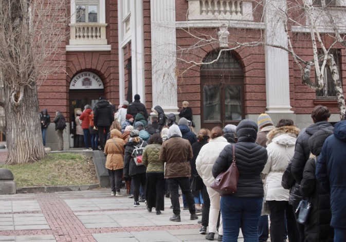 Такова стълпотворение пред Народния театър в София скоро не е имало, причината е ... ВИДЕО