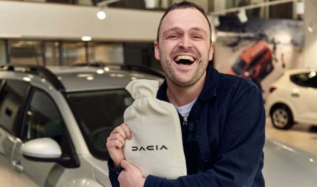 Dacia се подигра с BMW, реши да раздава безплатно... СНИМКИ