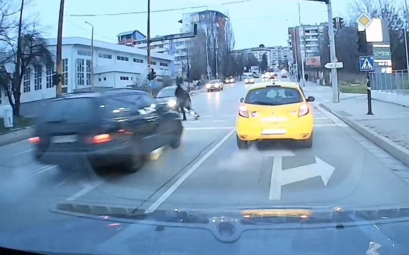 Косите ще ви настръхнах: Джигит за малко да сгази жена на светофар ВИДЕО