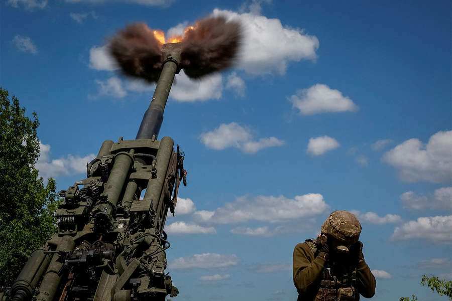 ВИДЕО от войната: Ланцети унищожават американски гаубици M777 край Кременная
