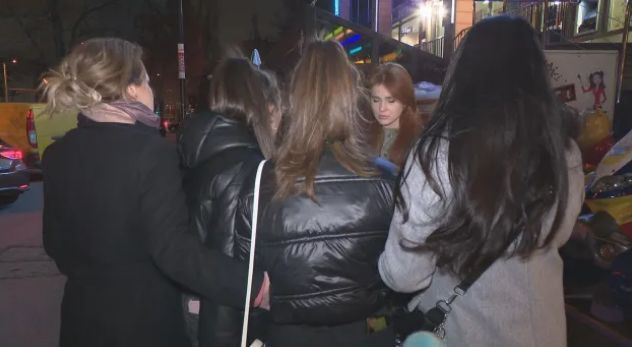 Проговориха момичетата, бити пред заведение в София, лъсна версията и на жената с пръчката