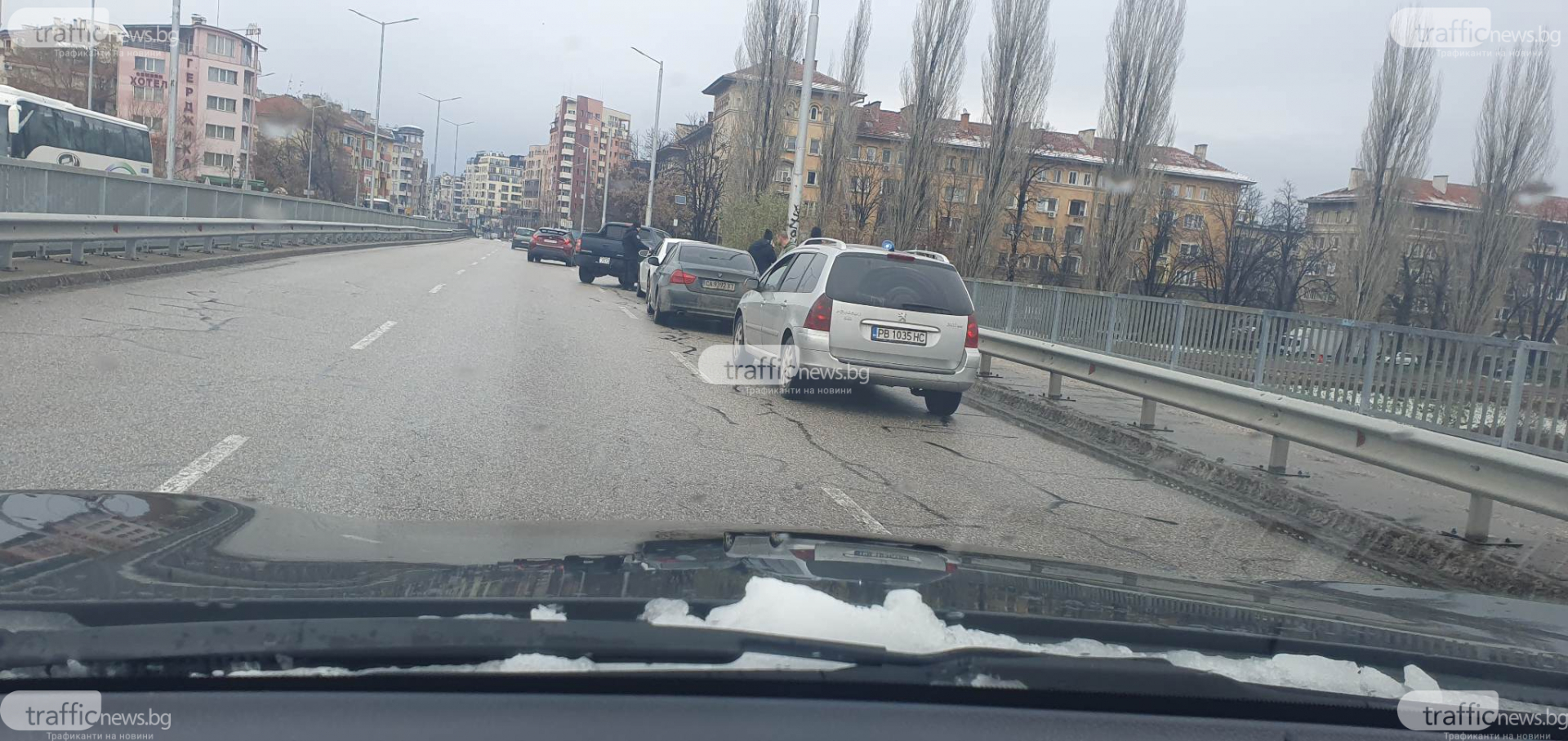Пловдивски ченгета тарашат софийско БМВ, младеж е с белезници СНИМКИ 