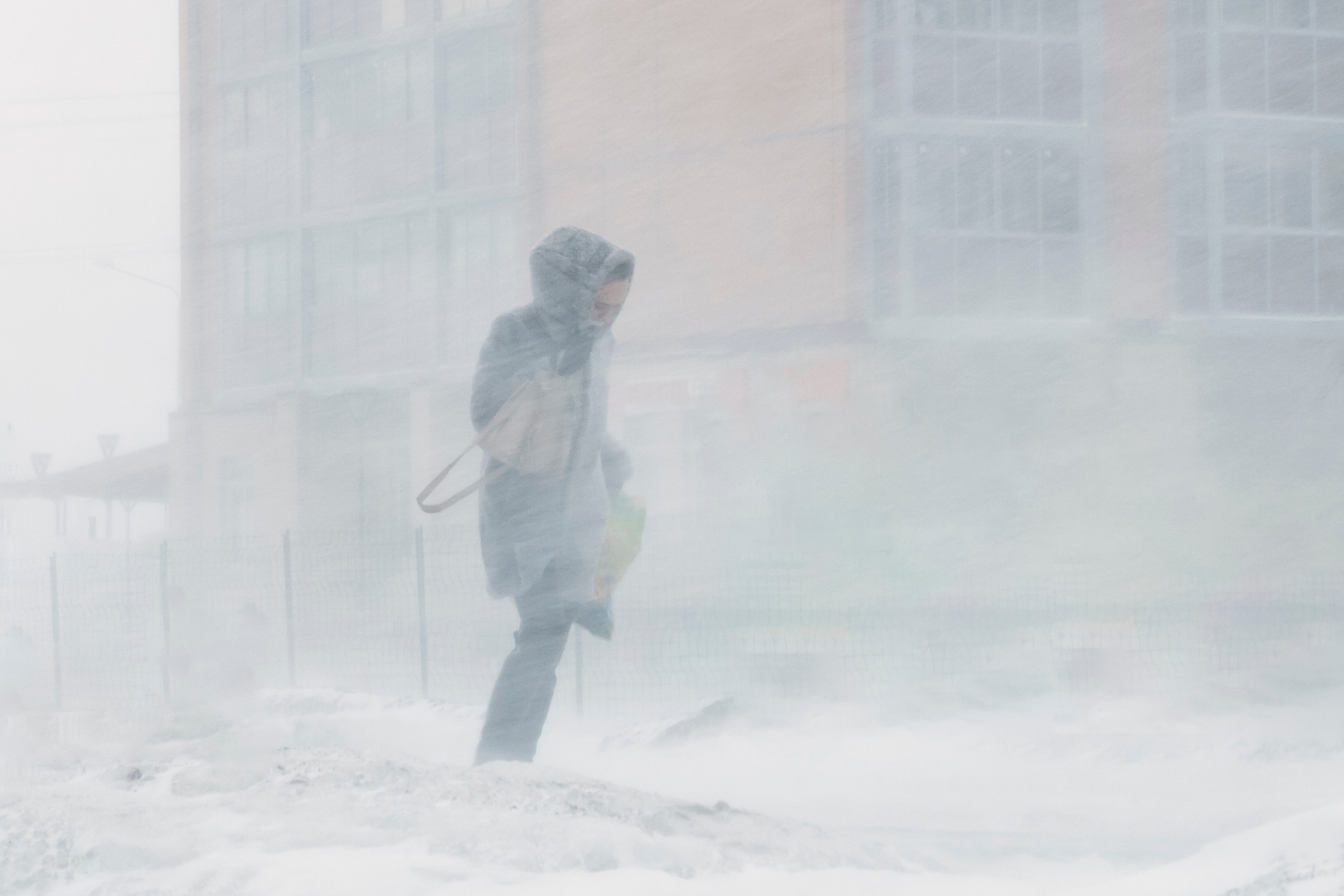 Ледена тревога: Страшен студ и сняг в сряда, код за опасно време в 25 области КАРТА