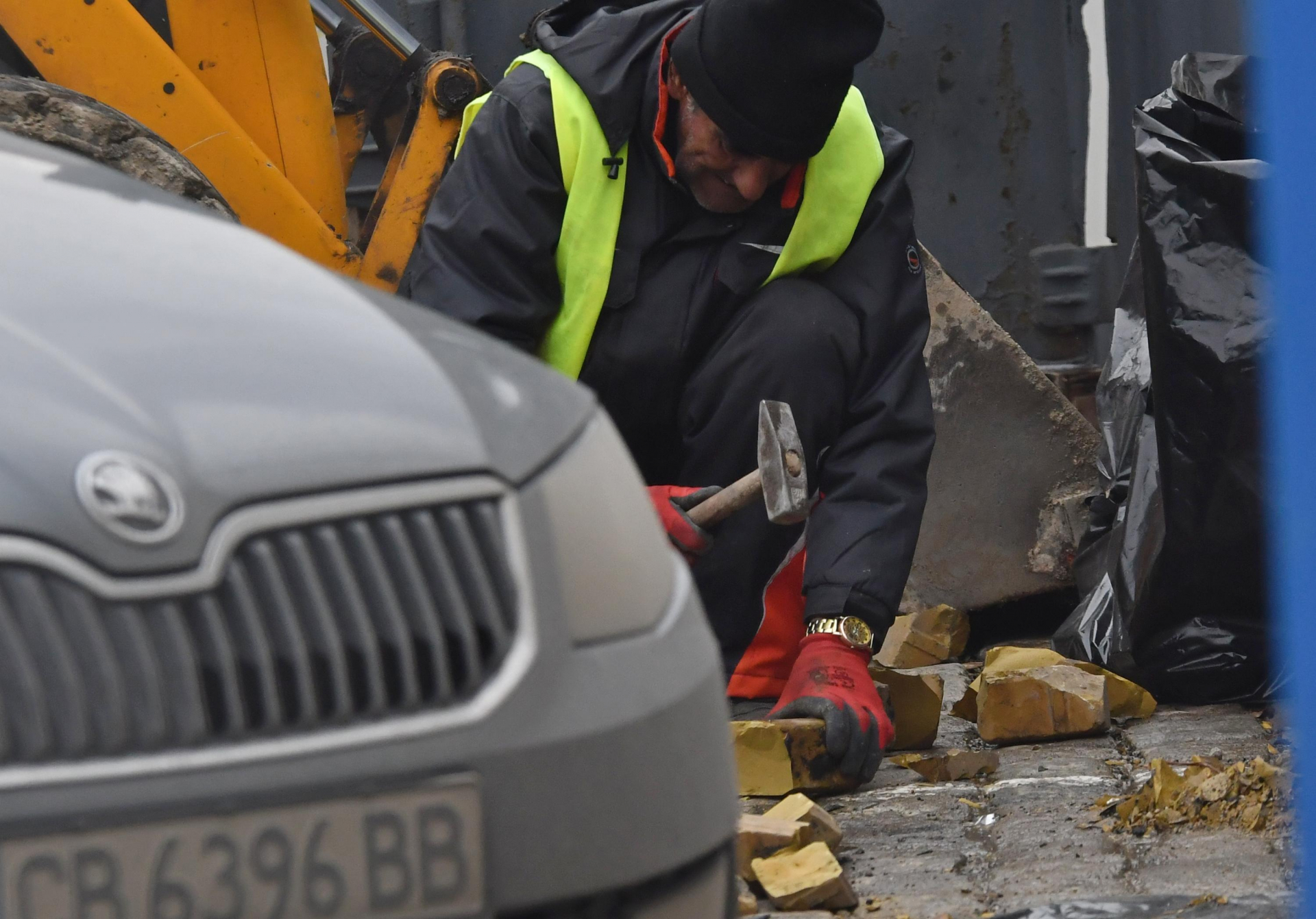 Скандално: Хванаха на СНИМКИ как работник с чук прави на сол жълти павета в София