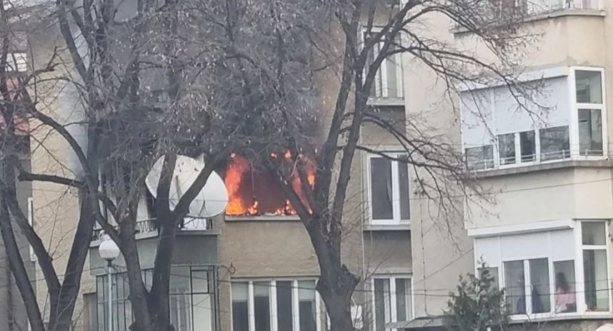 Извънредна ситуация в жилищна кооперация в Пловдив, пожарни хвърчат към мястото СНИМКИ