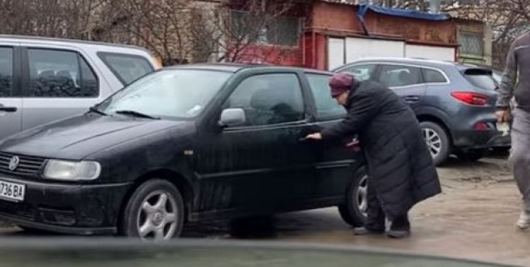 Писъци на паркинг във Варна заради трудноподвижна баба шофьорка ВИДЕО 