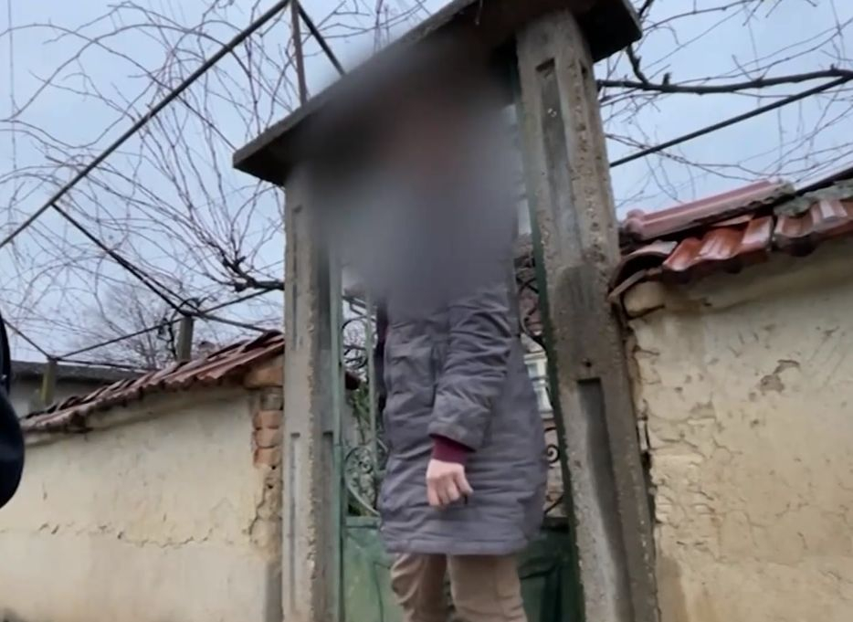 Горнооряховският полицай, налетял сексуално на 14-г. момиче, го издебнал в банята и... ВИДЕО 