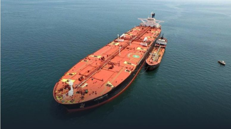 Bloomberg: Русия започна да претоварва рекордни количества петрол на други кораби в морето