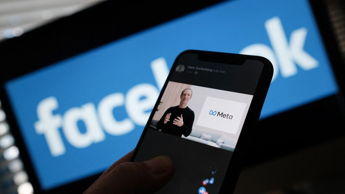 Натирен от Зукърбърг разкри как Facebook умишлено убива телефоните ни