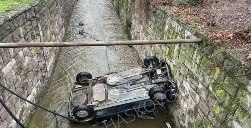 Разбра се защо кола падна в коритото на бул. "Илинден" в Кърджали