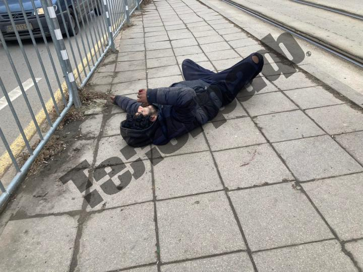 Грозна сцена: Пиян и дрогиран се въргаля пред гара в София, събува си гащите и... СНИМКИ