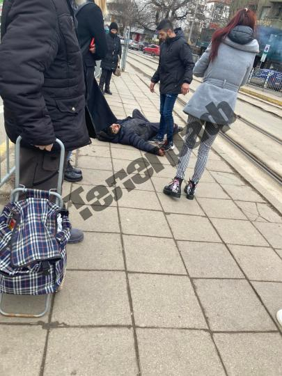 Грозна сцена: Пиян и дрогиран се въргаля пред гара в София, събува си гащите и... СНИМКИ