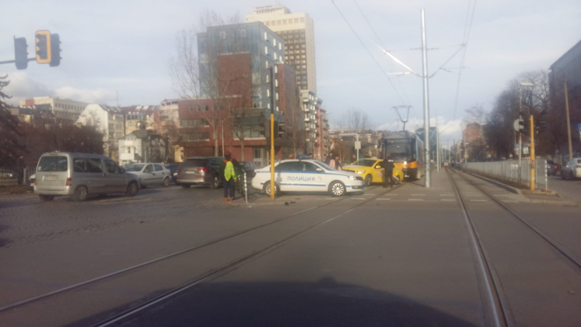 Такси и кола се помляха пред столична болница СНИМКИ 