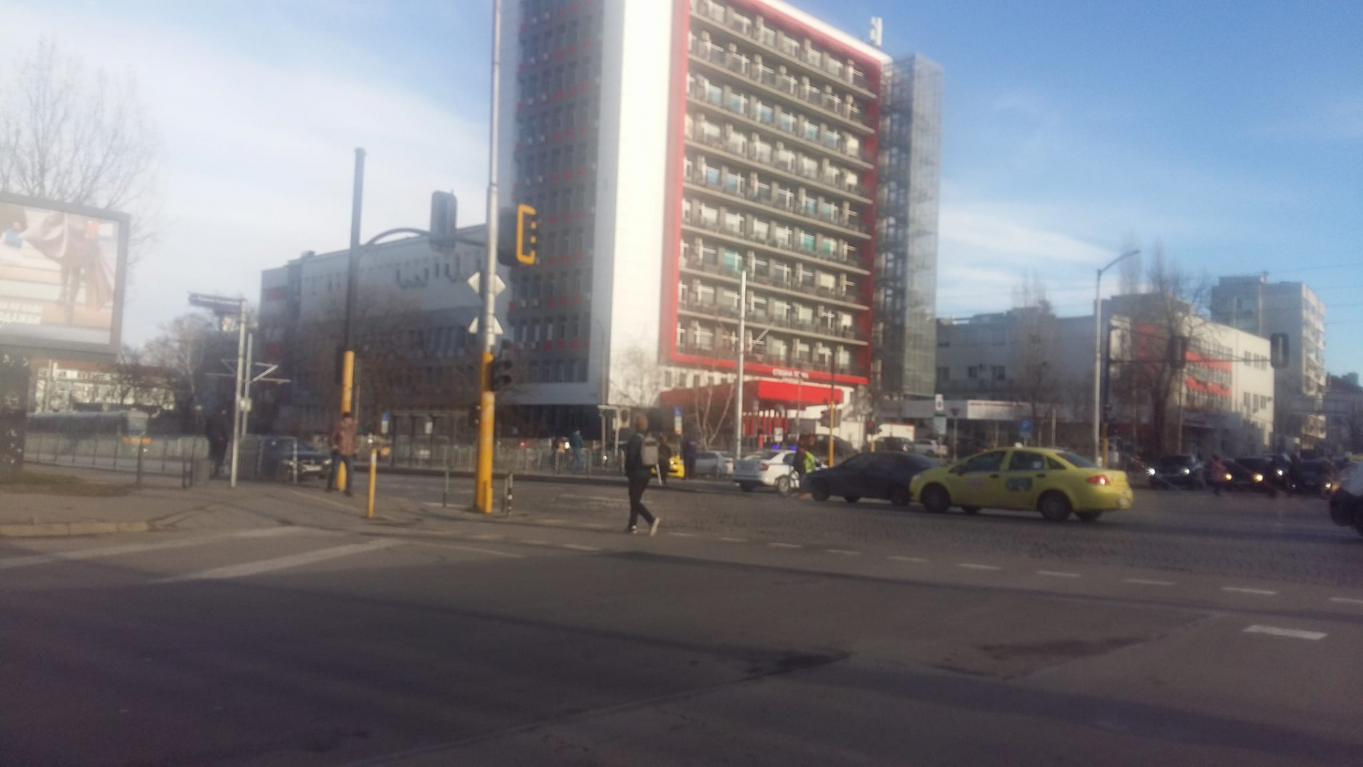 Такси и кола се помляха пред столична болница СНИМКИ 