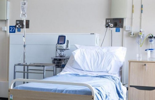 Санитарка обра пациентка докато е на легло в русенска болница