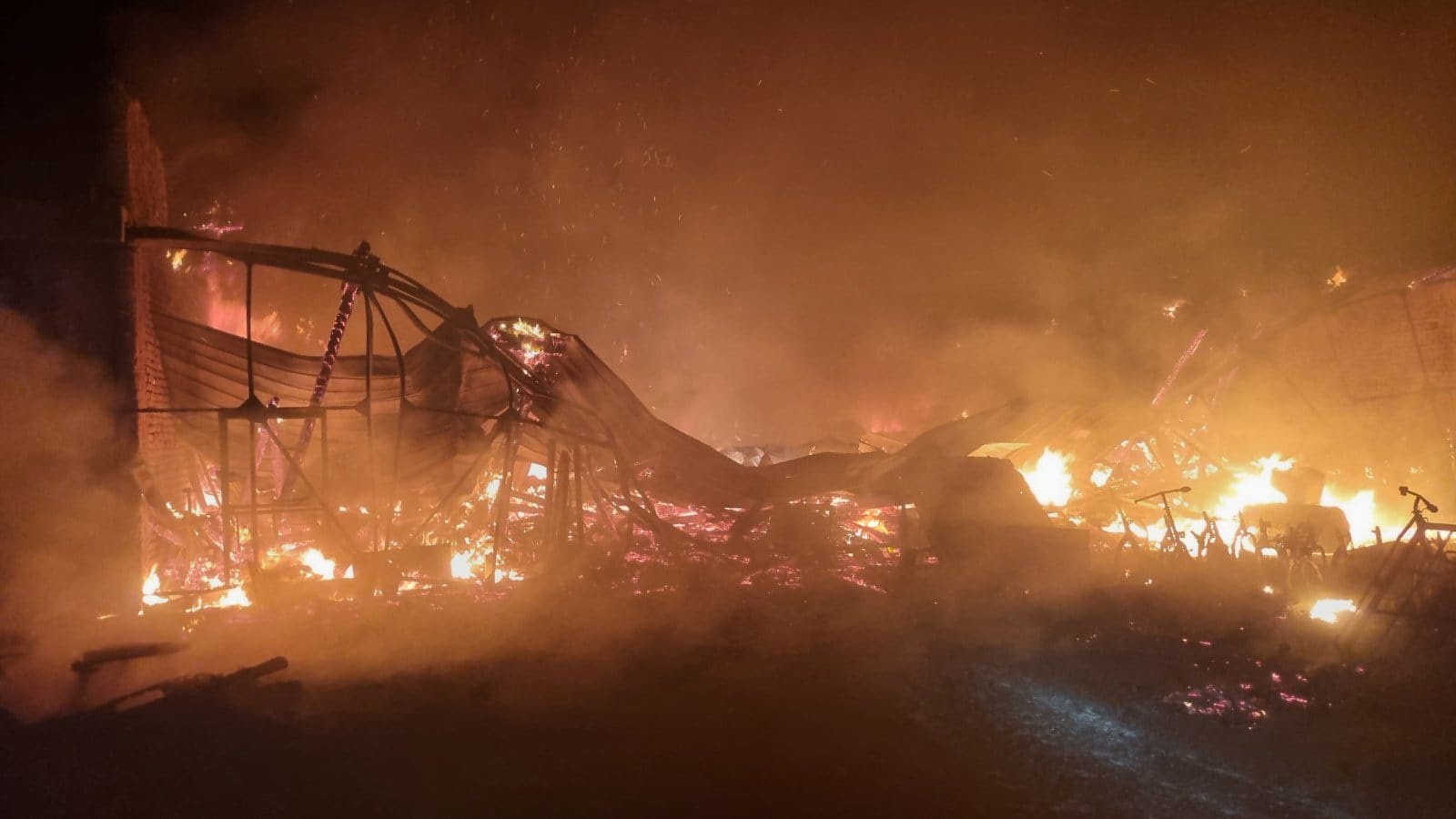 Огнен ад до Бургас, на метри от цистерните с керосин на летището СНИМКИ