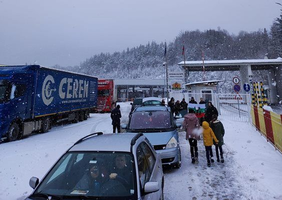 Драма на границата с РСМ: Над 30 български коли са блокирани, ще се смаете защо ВИДЕО