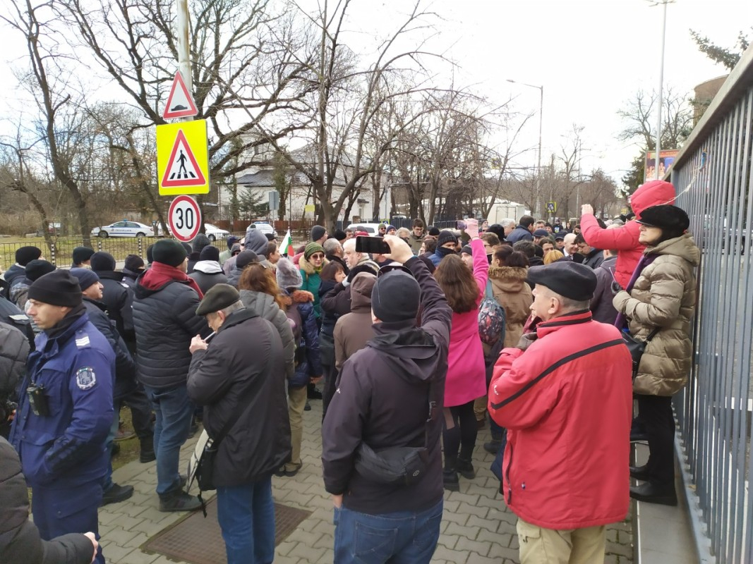 Голям протест в подкрепа на Волгин предизвика задръстване пред БНР